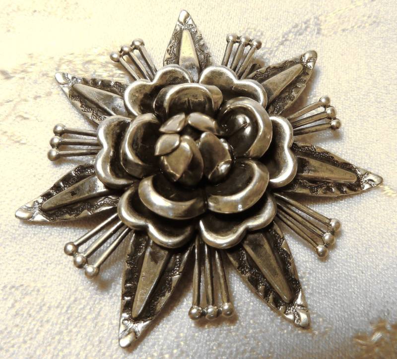 Versilberte Antike Steampunk Rosen-Brosche, 6, 5 cm Versilberte Antike Steampunk Rosen-Brosche, 6, 5 cm von AthenesAttic