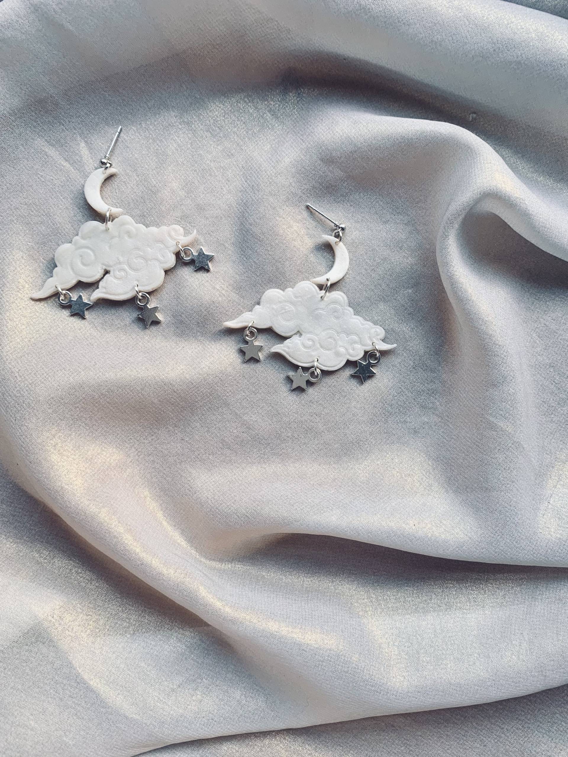 Die Cirrus Wolke Und Stern Polymer Clay Ohrringe Die Cirrus Wolke Und Stern Polymer Clay Ohrringe von AthinaDesigns