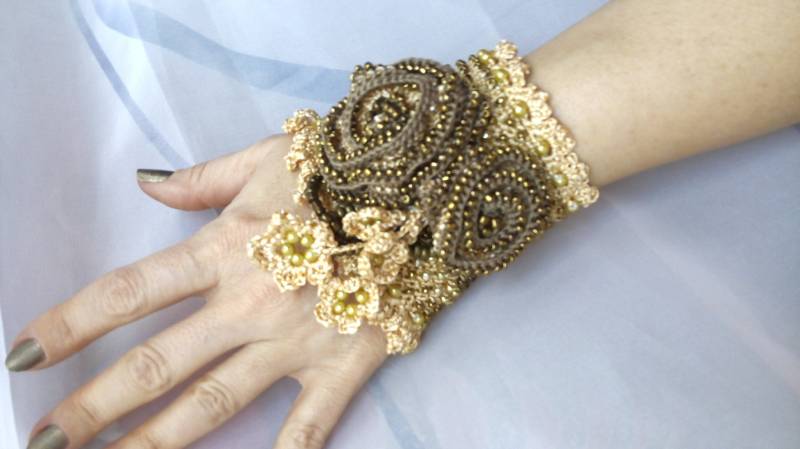 Großes Boho-Armband Mit Blumen Und Perlen/Armreif Aus Roher Häkelseide/Ethno-Armreif/stirnband Anhänger von Athiss