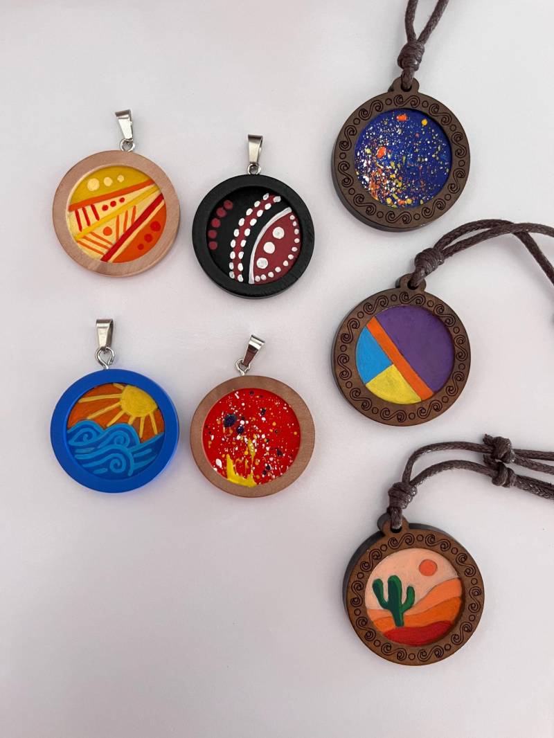 Unikate Holzketten , Handmade & Handgemalte Ketten Aus Holz Handbemalt Individuell Einzigartige Kunst Miniaturgemälde Zumtragen Unikate Holzketten , Handmade & Handgemalte Ketten Aus Holz Handbemalt Individuell Einzigartige Kunst Miniaturgemälde Zumtragen von AtiArte