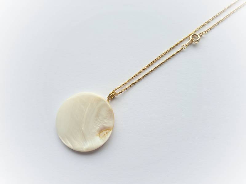Weißer, Runder Perlmuttanhänger, Damenanhänger Mit 40cm Vergoldeter Kette von Atisociety