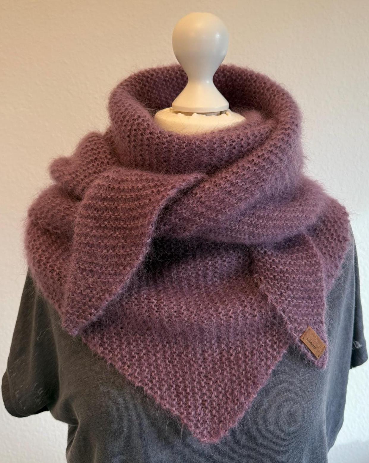 Dreiecktuch, Voluminös, Groß in Flieder, Lila, Meliert, Mohair, Seide, Handgestrickt Aus Hochwertigem, Flauschigen Garn, Einzelstück, Unikat von AtiyeHandmade