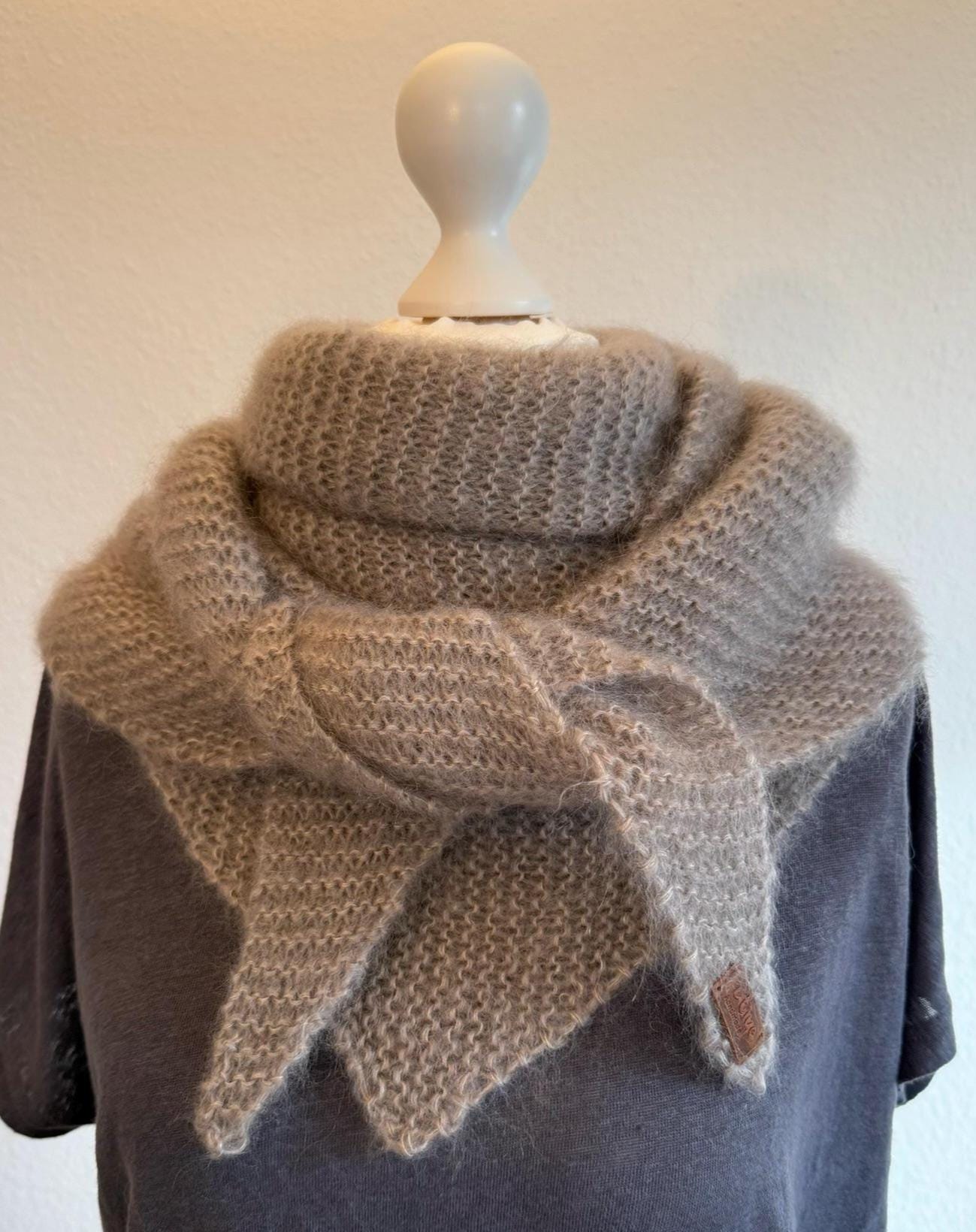 Dreiecktuch Groß in Beige, Hellbraun, Meliert, Mohair, Seide, Handgestrickt Aus Hochwertigem, Weichem, Flauschigen Garn, Einzelstück, Unikat von AtiyeHandmade