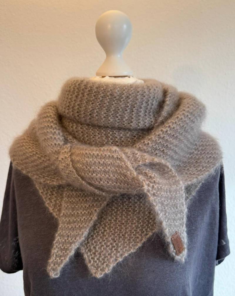 Dreiecktuch Groß in Beige, Hellbraun, Meliert, Mohair, Seide, Handgestrickt Aus Hochwertigem, Weichem, Flauschigen Garn, Einzelstück, Unikat von AtiyeHandmade