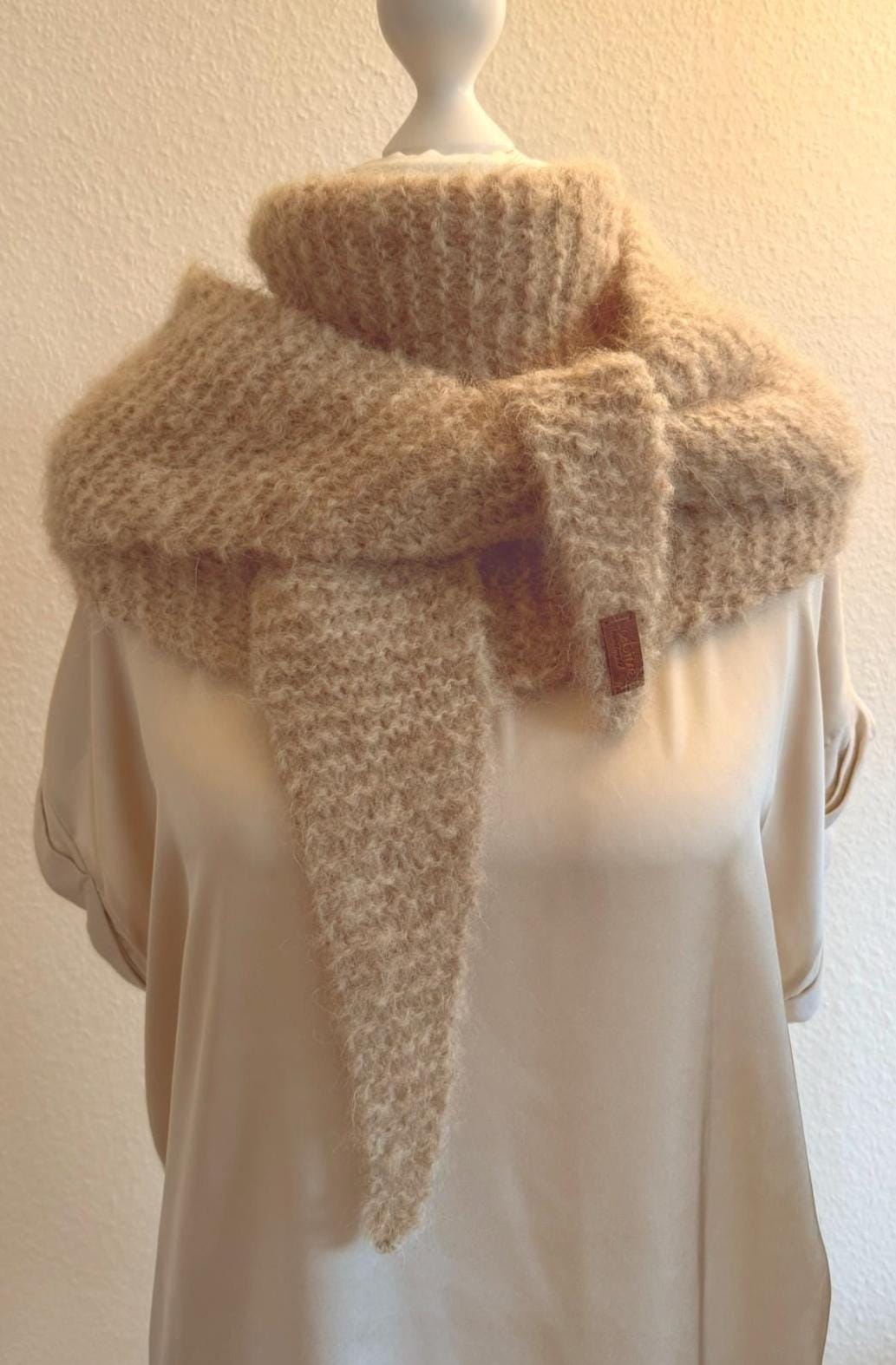 Dreiecktuch Mittelgroß, Hellbeige, Handgestrickt Aus Hochwertigem Material Alpaka, Schurwolle Und Wenig Kunstfaser, Weich, Flauschig, Unikat von AtiyeHandmade