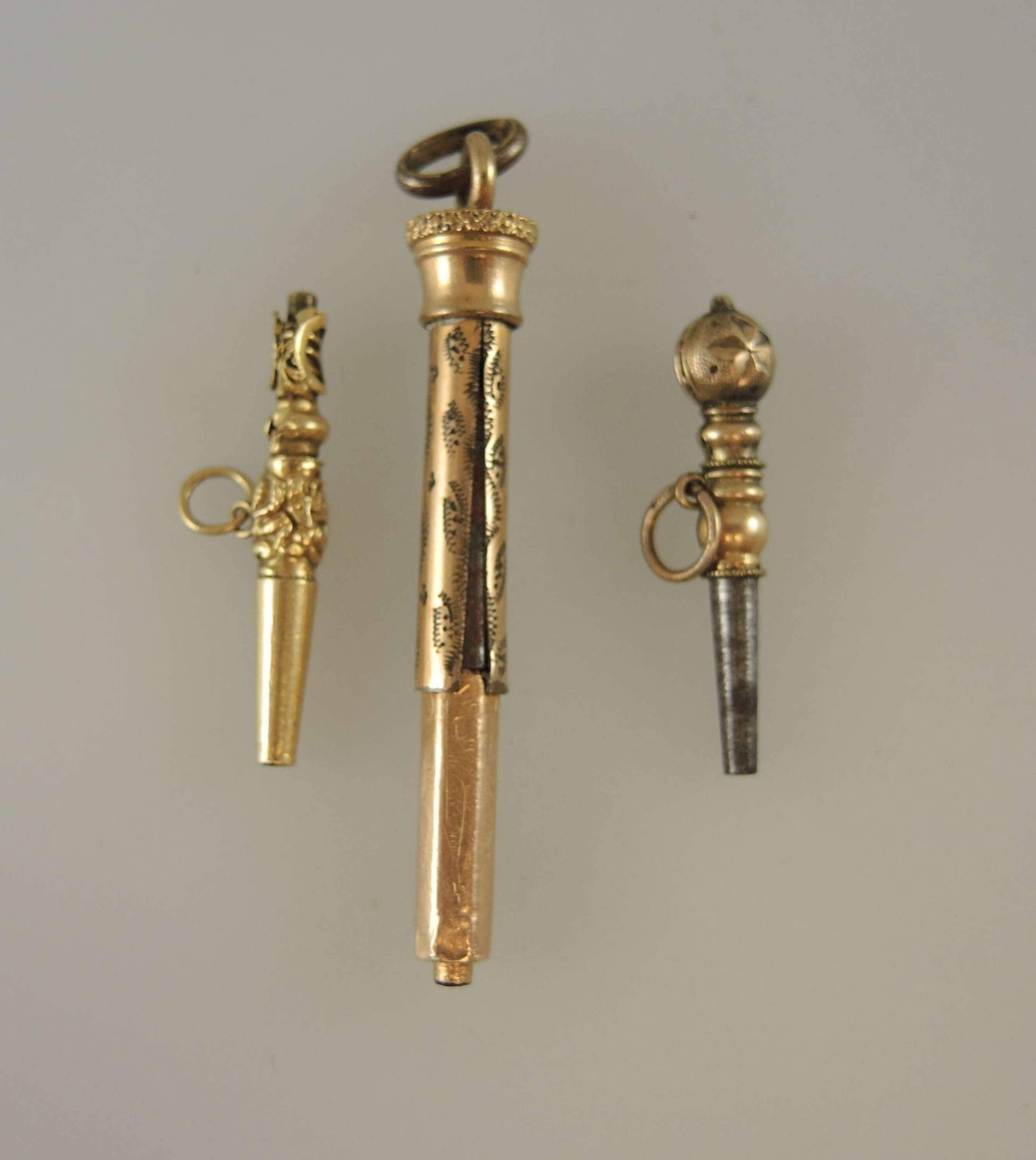 3Er-Gruppe Goldfarbene Taschenuhrtasten C1800 - 1825 3Er-Gruppe Goldfarbene Taschenuhrtasten C1800 - 1825 von AtlamWatches