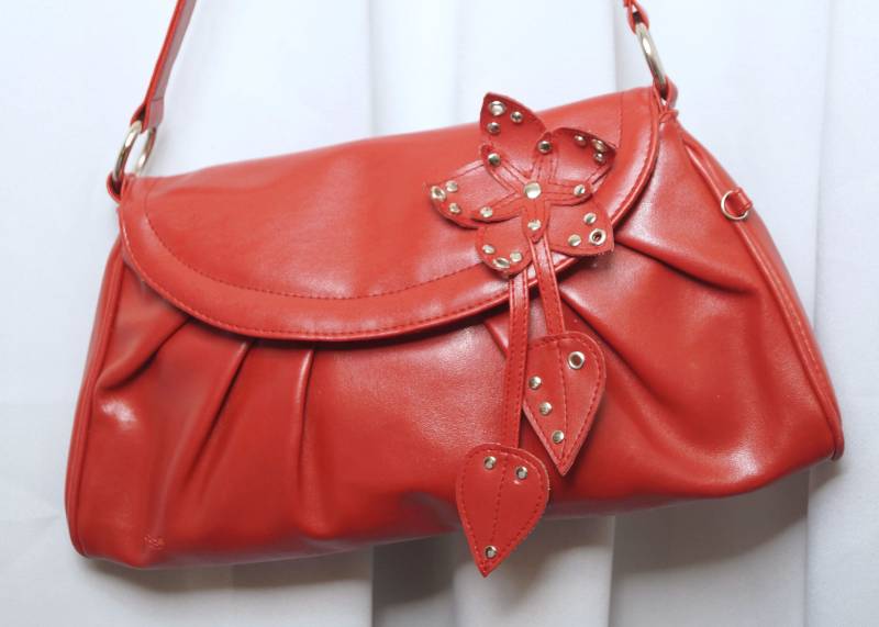 Schöne Vintage Frauen Rote Lederhandtasche Schöne Vintage Frauen Rote Lederhandtasche von AtlanticCo