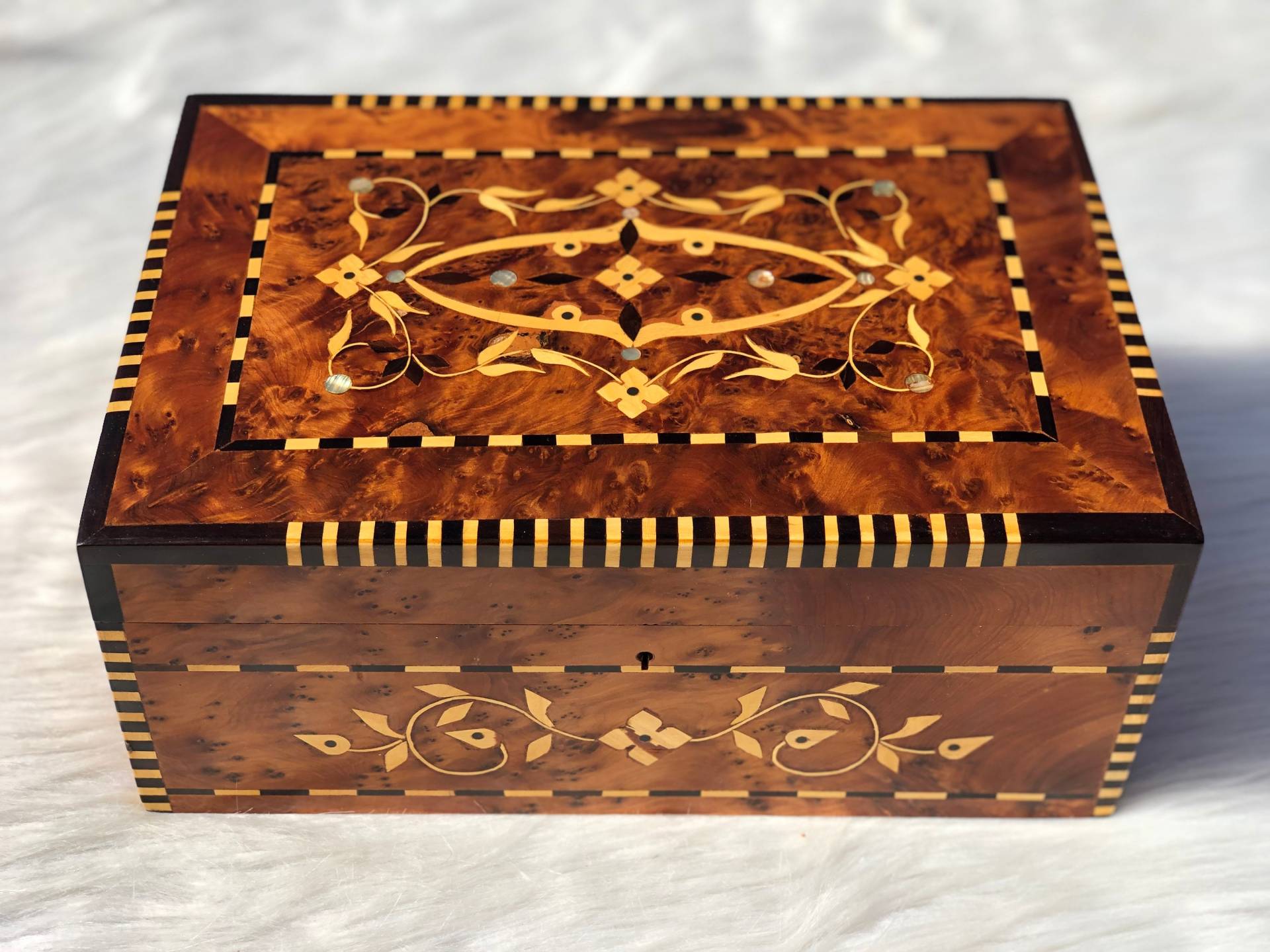 11"x7" Hochwertige Große Schmuckschatulle, Schmuckschatulle Aus Holz, Thuya-Box Mit Schlossschlüssel, Dekorative Box, Erinnerungsbox, Geschenkidee 11"x7" Hochwertige Große Schmuckschatulle, Schmuckschatulle Aus Holz, Thuya-Box Mit Schlossschlüssel, Dekorative Box, Erinnerungsbox, Geschenkidee von AtlassHandmade