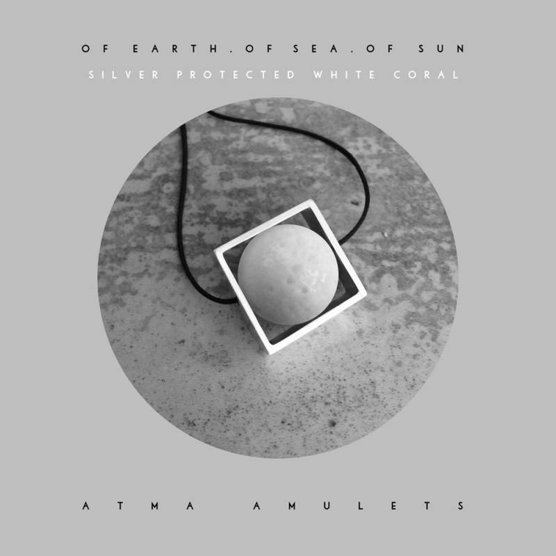 Atma Der Erde. Des Meeres. Der Sonne. Silber Geschützte Weiße Koralle von AtmaIsSpace