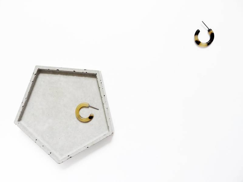 Le Min Blondes Schildpatt Mini Creolen von AtmosHabitat