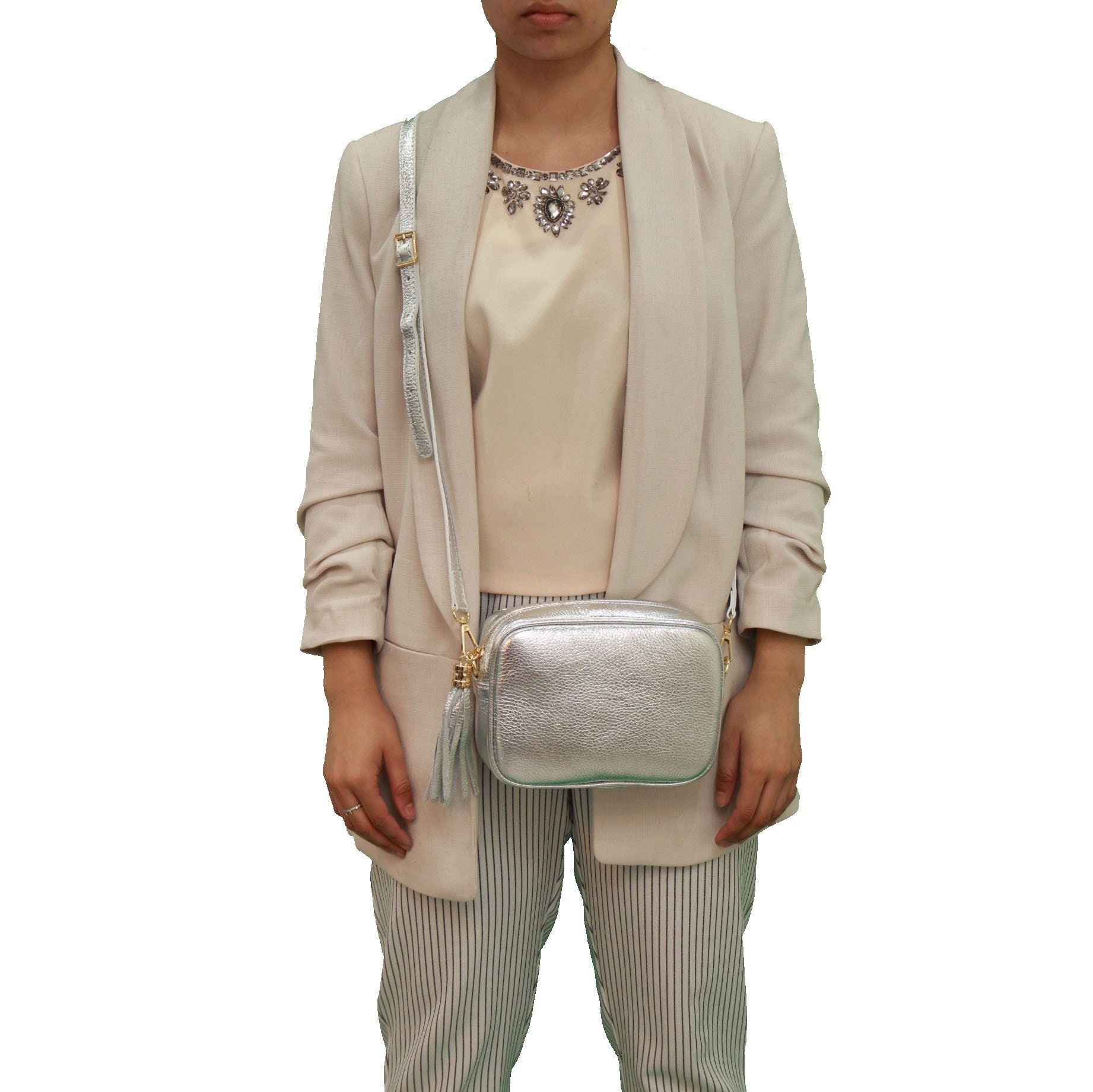 Womens Silber Echtes Weiches Leder Kompakte Umhängetasche Mit Quaste Am Reißverschluss Befestigt von AtoZLeather