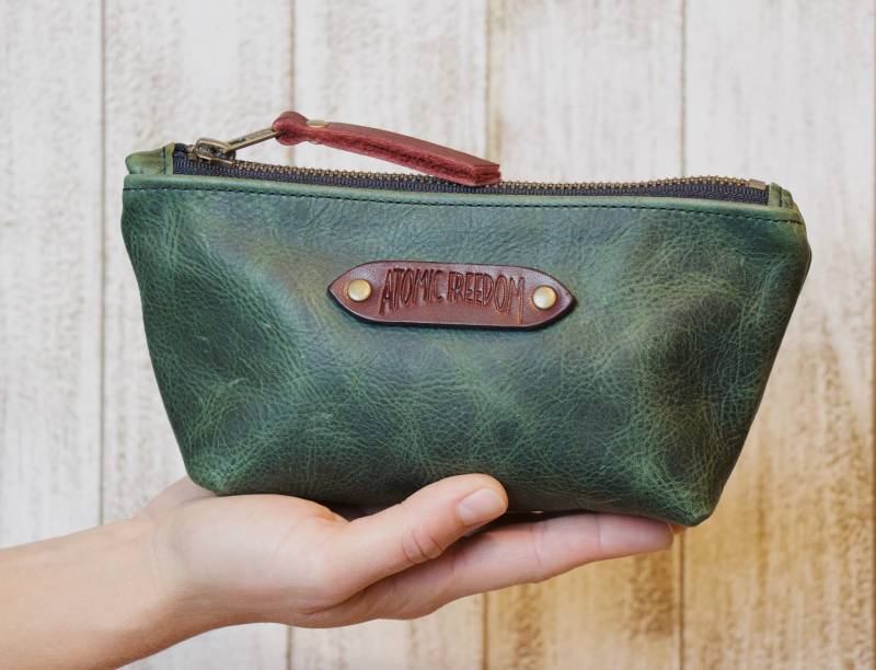 Grüne Ledertasche, Leder-Reißverschluss-Beutel, Reißverschluss-Münze Geldbörse Brieftasche, Leder-Clutch, Leder-Reißverschluss-Tasche von AtomicFreedom