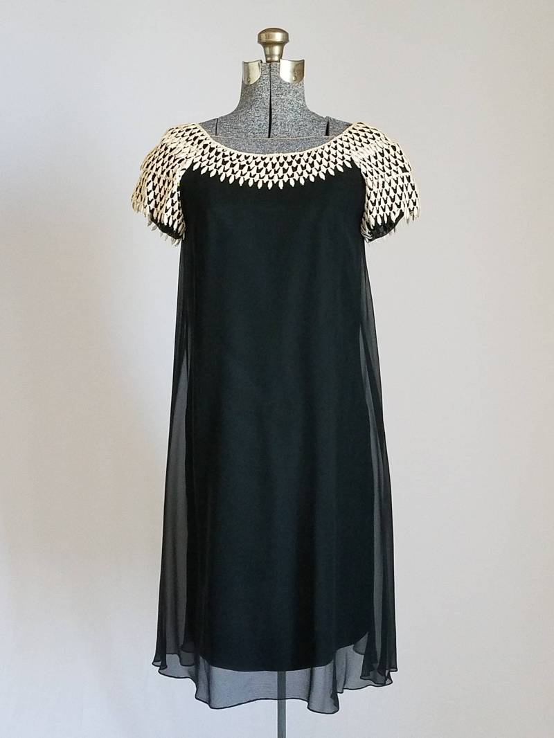 Vintage 1960Er Kleid Schwarzes Etuikleid 60Er Jahre Chiffon Overlay Spitzenkleid "Elinor Gay Original" Gr. 12 Kleidung von AtomicKittenRetro
