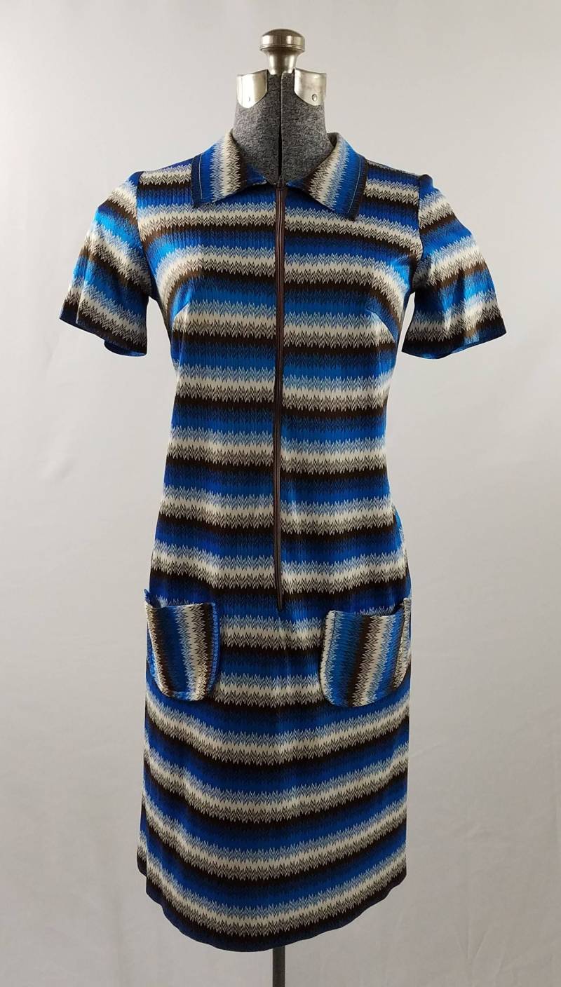 Vintage Kleid 1970Er Jahre Abstrakt Print Mini Zig Zag Chevron Streifen Größe Xs/S Kleidung von AtomicKittenRetro