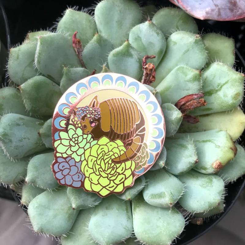 Gürteltier Jugendstil Critter Emaille Pins Süße Tier Sukkulenten Wüstenblume von AtomicPixies