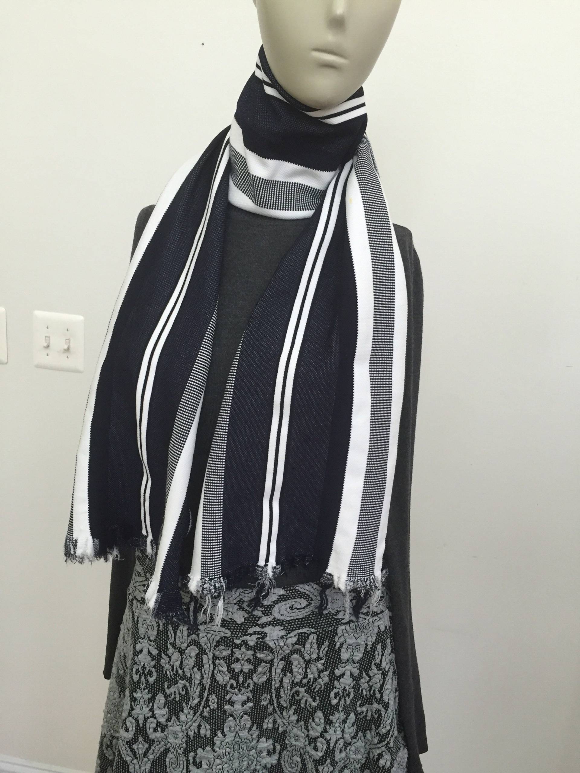 Blau-Weiß Gestreifter Strickschal. Damen Winter Rechteckige Schals. Lässige Unisex von Atooda