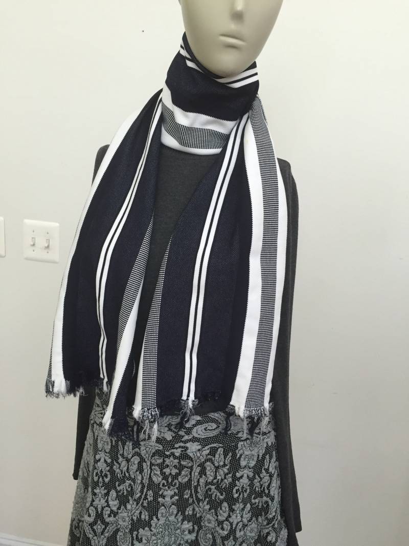 Blau-Weiß Gestreifter Strickschal. Damen Winter Rechteckige Schals. Lässige Unisex von Atooda