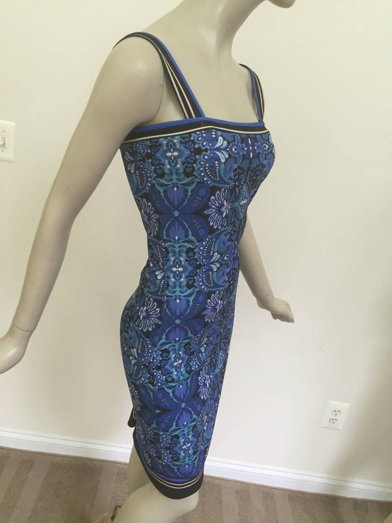 Blaue Blumen Scuba Ärmellose Grenze Kleid. Schlichte Eleganz Sommer Tank von Atooda