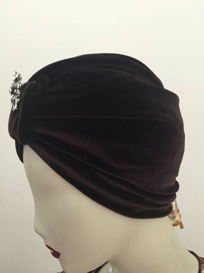 Brauner Plüsch Samt Turban Hut Für Damen. Eleganter Turban, Weicher Stretch Fit Samt. Neutrale Mokkabraune Farbe. Tragen Sie Mit Oder Ohne Haar von Atooda