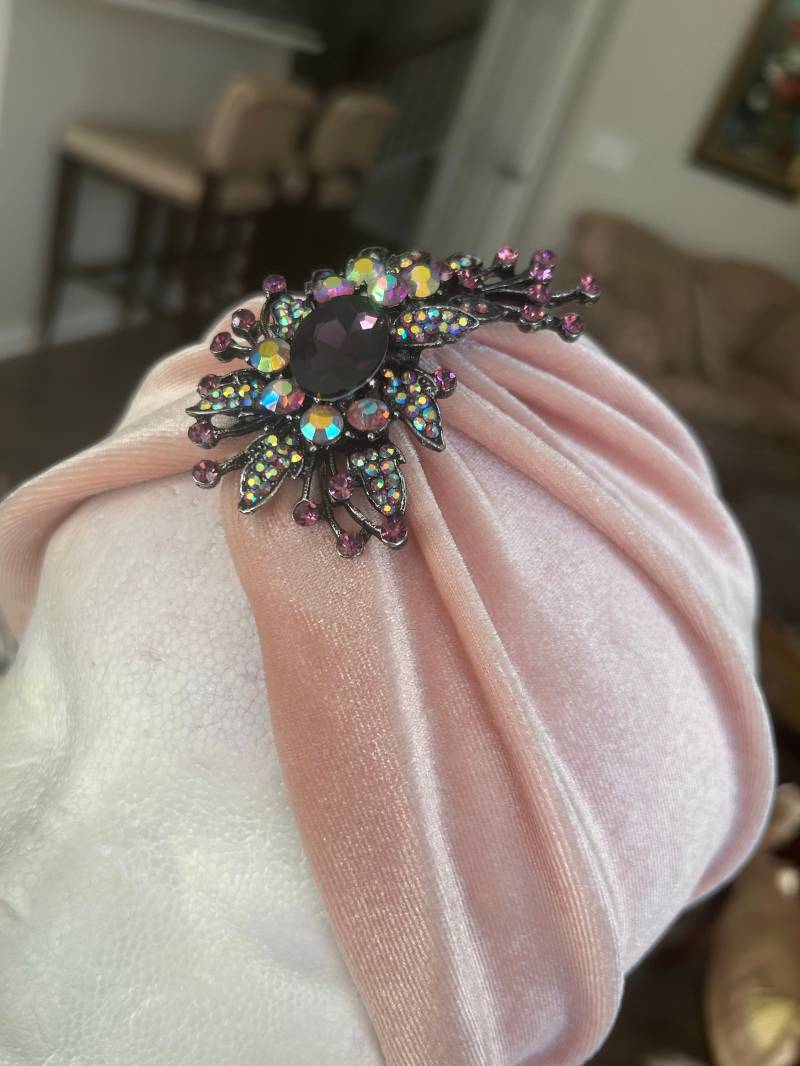 Damen Blush Rosa Samt Turban Hut. Eleganter Aus Weichem Stretch Fit Samt. Mit Rosen Muster. Nahtloser Rückenstil von Atooda