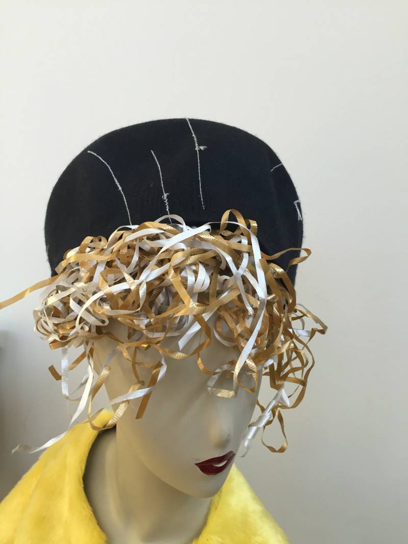 Dunkelgrauer Pillbox Hut Aus Filz. Schicker Grauer Perch-Tilt-Hut Für Frauen Mit Verstellbarem Band. Tragen Sie Und Ohne Haar. Trendige Formale Hüte von Atooda