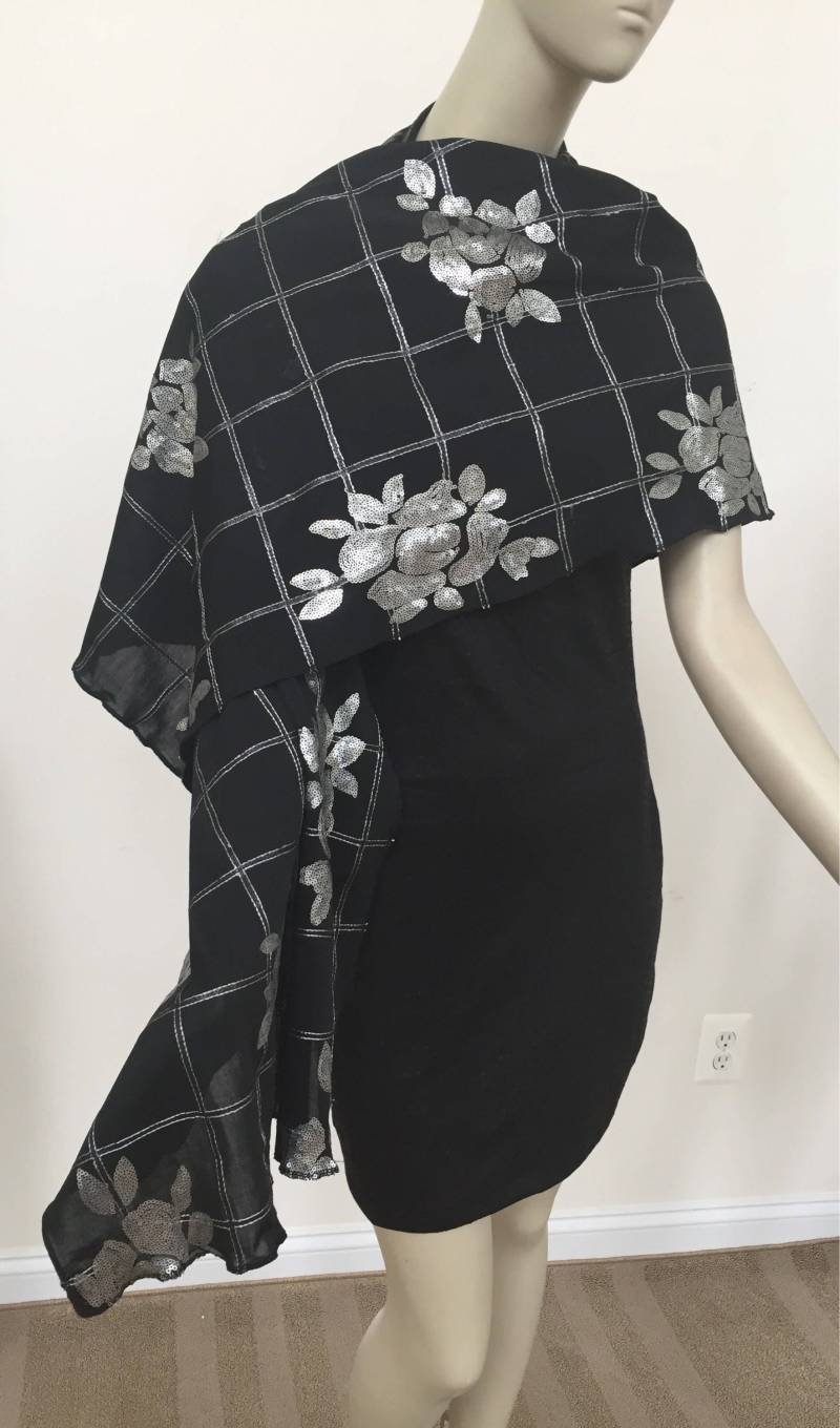 Extra Lange Schwarz Und Silber Pailletten Bestickten Schal. Damen Elegante Schwarze Quadrate Pailletten-Schal. Abendkleidung Schals Extra Lange Schwarz Und Silber Pailletten Bestickten Schal. Damen Elegante Schwarze Quadrate Pailletten-Schal. Abendkleidung Schals von Atooda