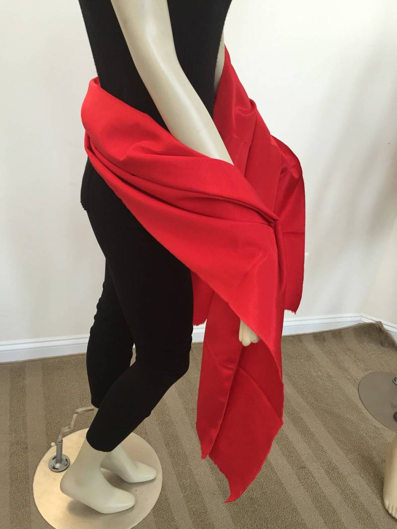 Extra Langer Eleganter Roter Wickelschal. Hellroter Polierter Viskose-Schal. Formelle Wraps Und Schals von Atooda