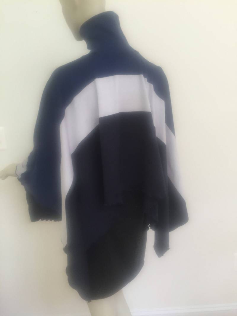 Farbblock Turtle Neck Poncho. Blau-Grauer Strickpullover. Boho Style Damen Winterkleidung Farbblock Turtle Neck Poncho. Blau-Grauer Strickpullover. Boho Style Damen Winterkleidung von Atooda