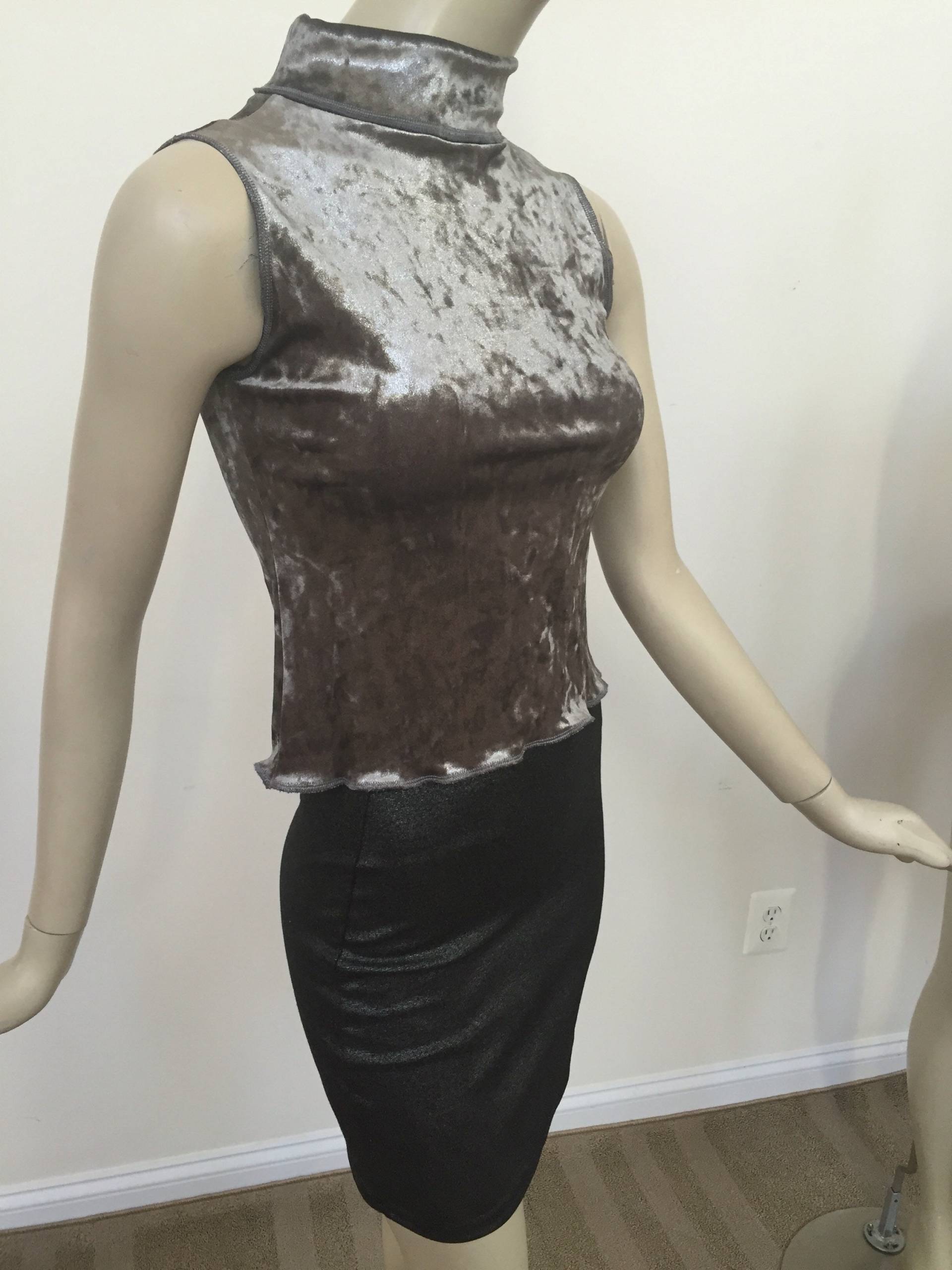 Funkelnde Silber Samt Ärmellose Rollkragen. Damen Abendmode. Stretch-Samt Tank Turtle Neck Bluse. Elegante Damen-Urlaub An Der Spitze Funkelnde Silber Samt Ärmellose Rollkragen. Damen Abendmode. Stretch-Samt Tank Turtle Neck Bluse. Elegante Damen-Urlaub An Der Spitze von Atooda