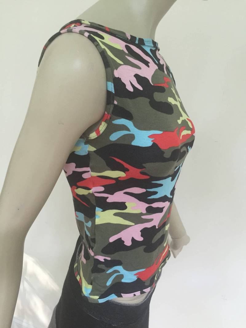 Helle Camo T Shirt. Ärmelloses Sommer Tanktop. Multi-stretch-Jersey-Top von Atooda