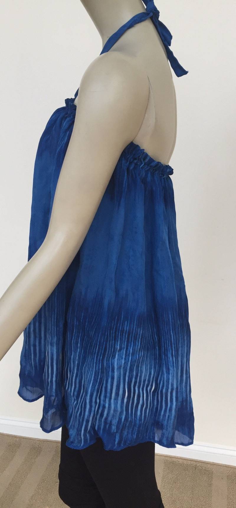 Kobalt Blau Bedrucktes Seidensommerkleid. Seidenhalter Tank Dress. Krawattenfarb-Farde Flared Sun Seidenbehälter Top von Atooda