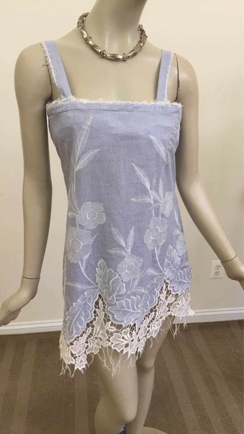 Lavendel Floral Baumwolle Mischung Spitze A-Linie Sommerkleid. Blau Und Weiß Ärmelloses Hochzeit Gast Kleid von Atooda