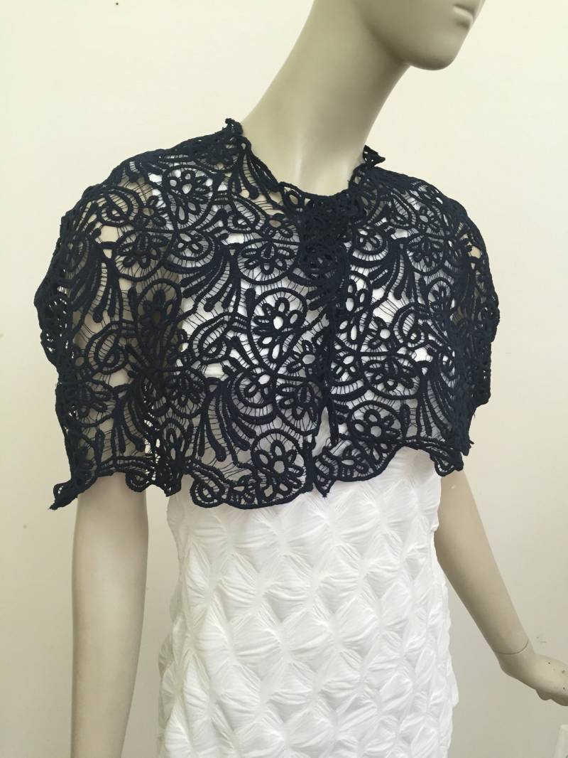 Navy Blue Guipure-Lace Cape. Lust Auf Blumenspitzenkap. Elegante Cover. Erhältlich in Den Größen S, M, L | 4-8 von Atooda