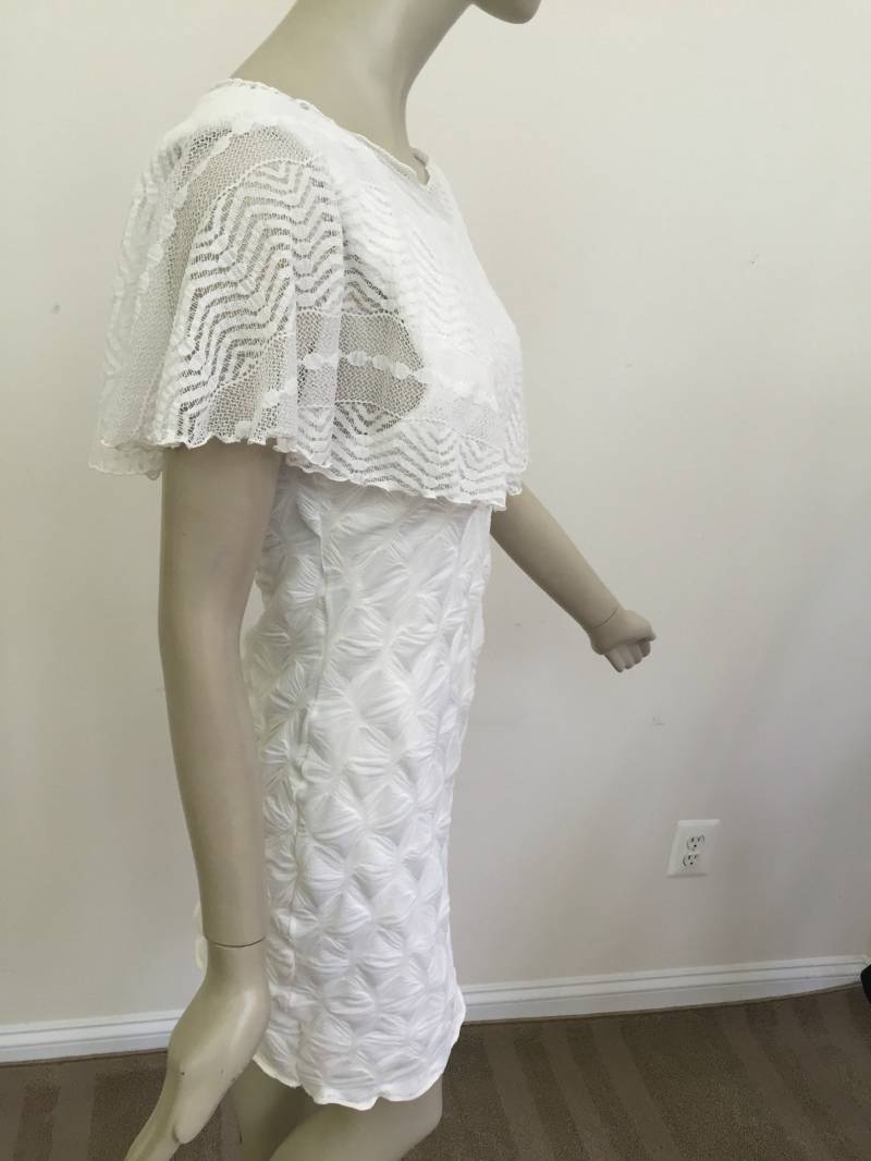Off White Acrylic Knit Cape. Creme Chevron Lace von Atooda