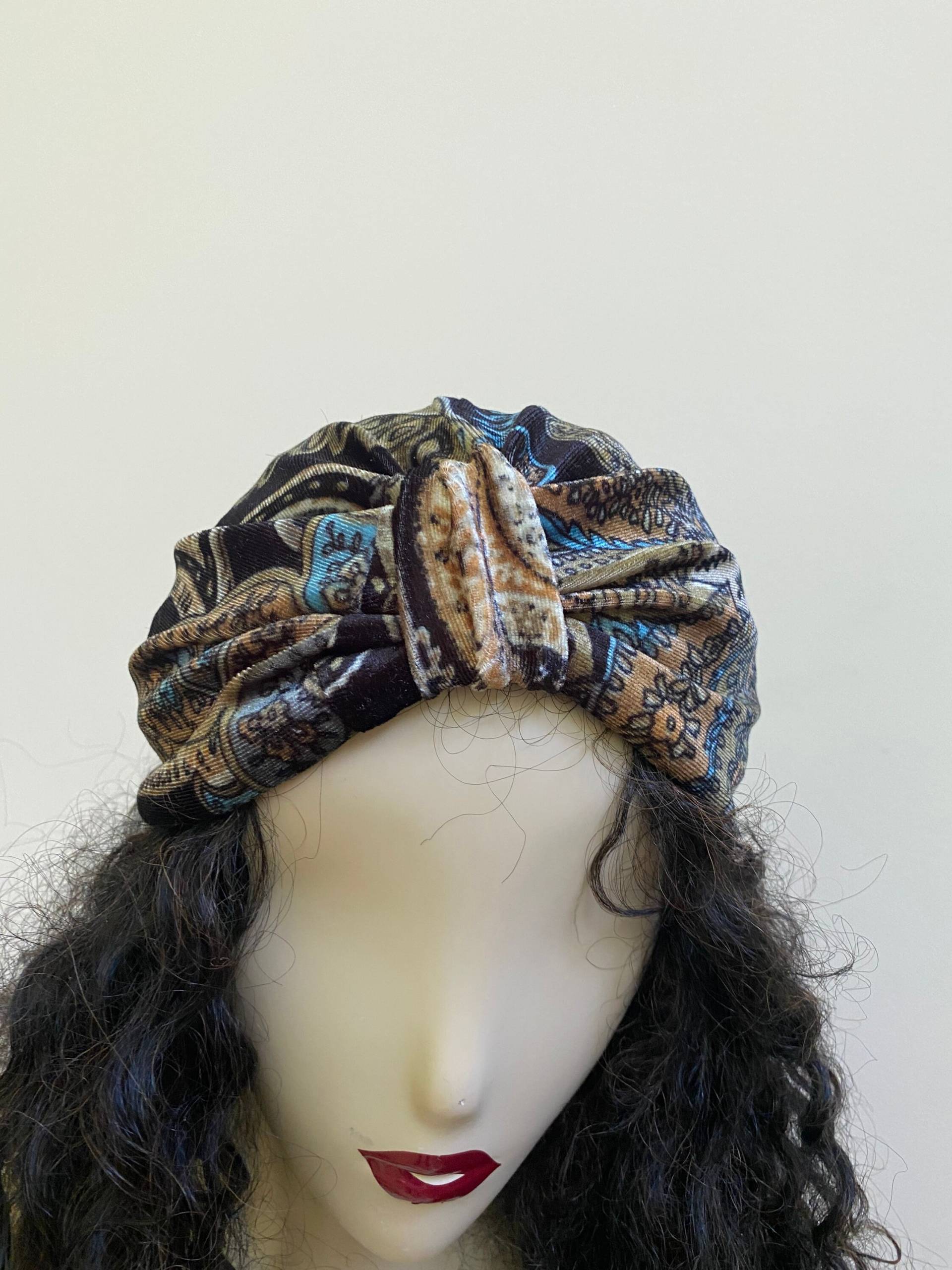 Damen Paisley Plüsch Turban Hut. Eleganter Aus Weichem Gemusterten Stretch Fit Samt. Schwarz, Türkis Und Gold Samt Turban Damen Paisley Plüsch Turban Hut. Eleganter Aus Weichem Gemusterten Stretch Fit Samt. Schwarz, Türkis Und Gold Samt Turban von Atooda