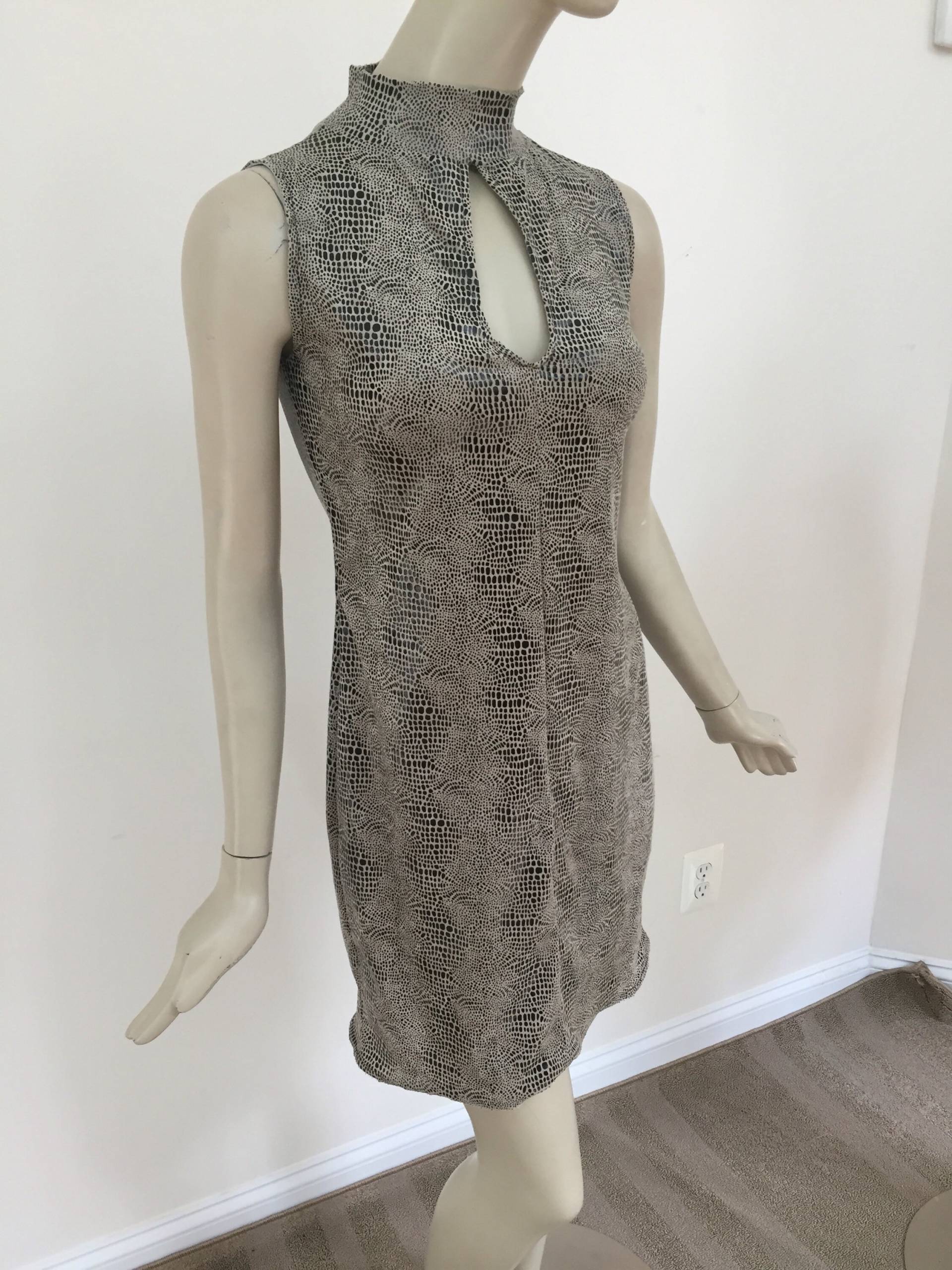 Python Print Mock Turtleneck Mantel Kleid Mit Schlüsselloch Front. Schlangenhaut Sommer Minikleid von Atooda