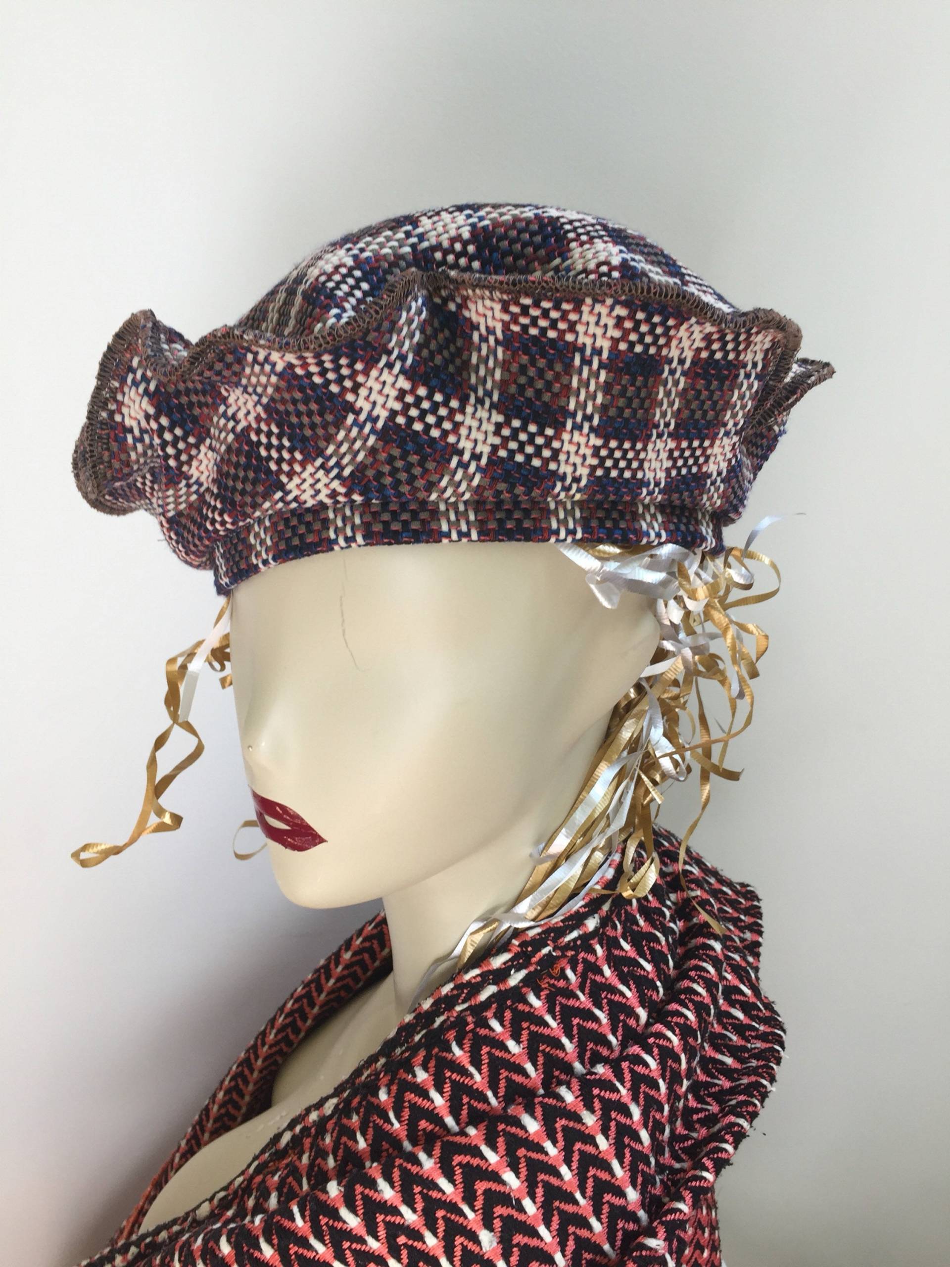 Rustikaler Brauner Barett-Hut Für Damen. Orange Und Weiss Karo Stilvolle Herbst Strickmütze. Frauen Mützen in Stretch Strick von Atooda