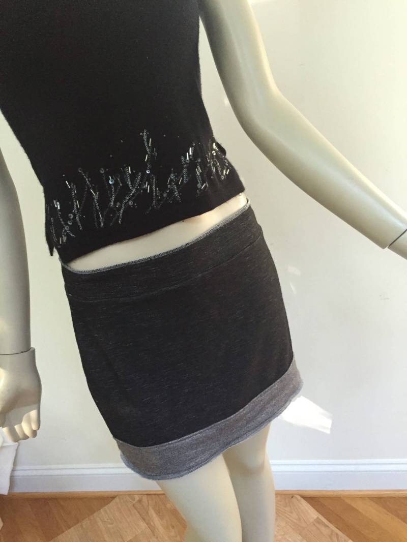 Schwarz Und Grauer Jeans Mini Rock. Stretch Denim Lässig von Atooda