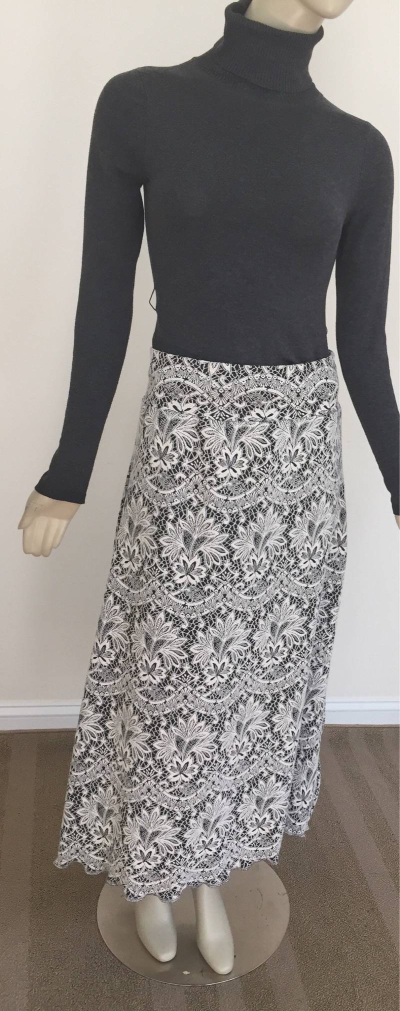 Schwarz-Weiß Floral Geprägte Baumwolle Stricken A-Linie Midi-Rock. Knöchel-Länge-Stretch-Baumwolle Rock. Damen Knielange Röcke. Größe M-L von Atooda