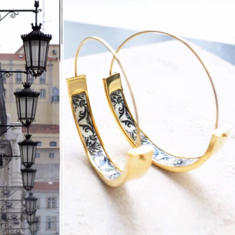 Atrio Hoops Ohrringe Schwarzweiß Fliesen Portugal Antike Azulejo Edelstahl Hypoallergen Kirche Der Barmherzigkeit Porto Schiffe Aus Den Usa 1, 50 " von Atrio