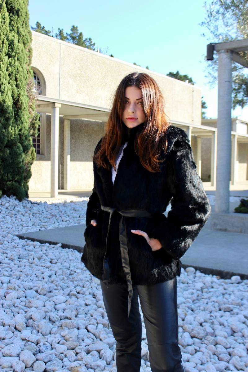 80Er Vintage Schwarzer Kaninchen-Pelz-Mantel Hohe Taille Mit Gürtel, Mittelgroß von AttackHeartVintage