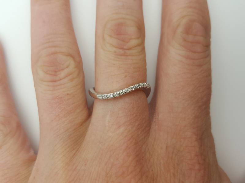 Handgemachter S-Form Ehering Aus 18K Weißgold Diamant von AttiasPearl