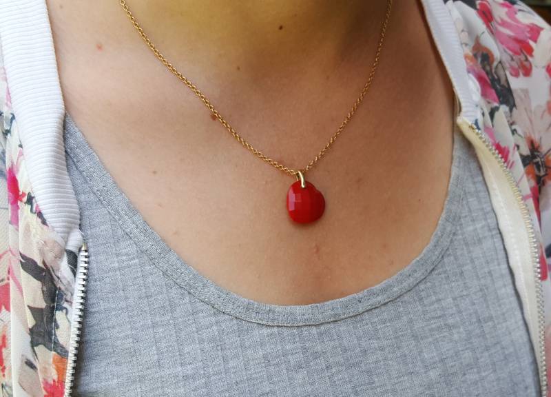 Wunderschöner Moderner & 18K Gold Und Roter Herz Form Achat Stein Hängender Anhänger - Kiara Marke Kette Nicht Inklusive von AttiasPearl