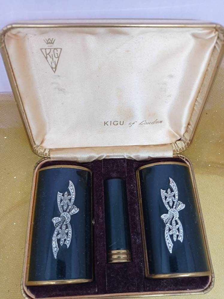 Kigu Luxus Waschtisch Set. Puderdose, Lippenstift - & Zigarettenetui. Schwarze Emaille Und Markasiten. in Original-Präsentationsbox von AtticBazaar