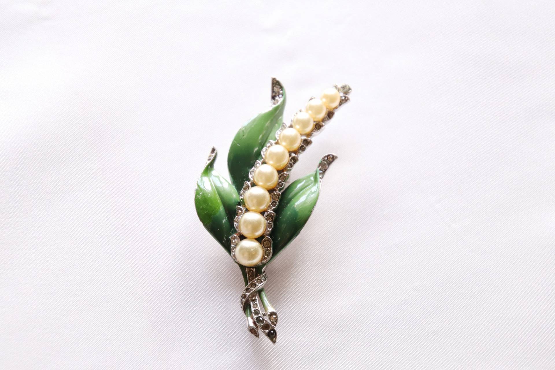 Seltener Art Deco Krone Trifari Maiglöckchen Emaille Strass Perlen Clip Seltener Art Deco Krone Trifari Maiglöckchen Emaille Strass Perlen Clip von AtticFindsByKimberly