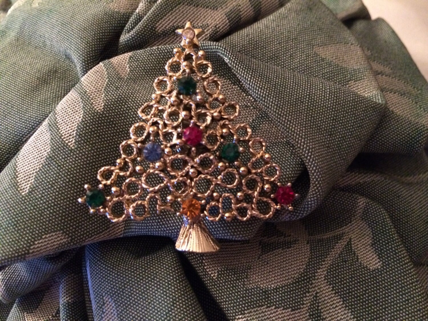 70Er Jahre Vintage Gold Tone-Weihnachtsbaum-Brosche Mit Multi Farbige Kristalle 70Er Jahre Vintage Gold Tone-Weihnachtsbaum-Brosche Mit Multi Farbige Kristalle von AtticLovelies