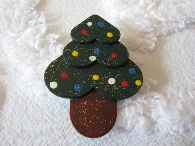 Handgemachte Bemalte Holz-Weihnachtsbaum-Pin Handgemachte Bemalte Holz-Weihnachtsbaum-Pin von AtticLovelies