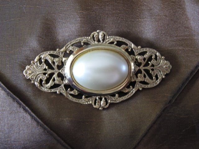Vintage Pearl Muster Goldton Brosche Vintage Pearl Muster Goldton Brosche von AtticLovelies