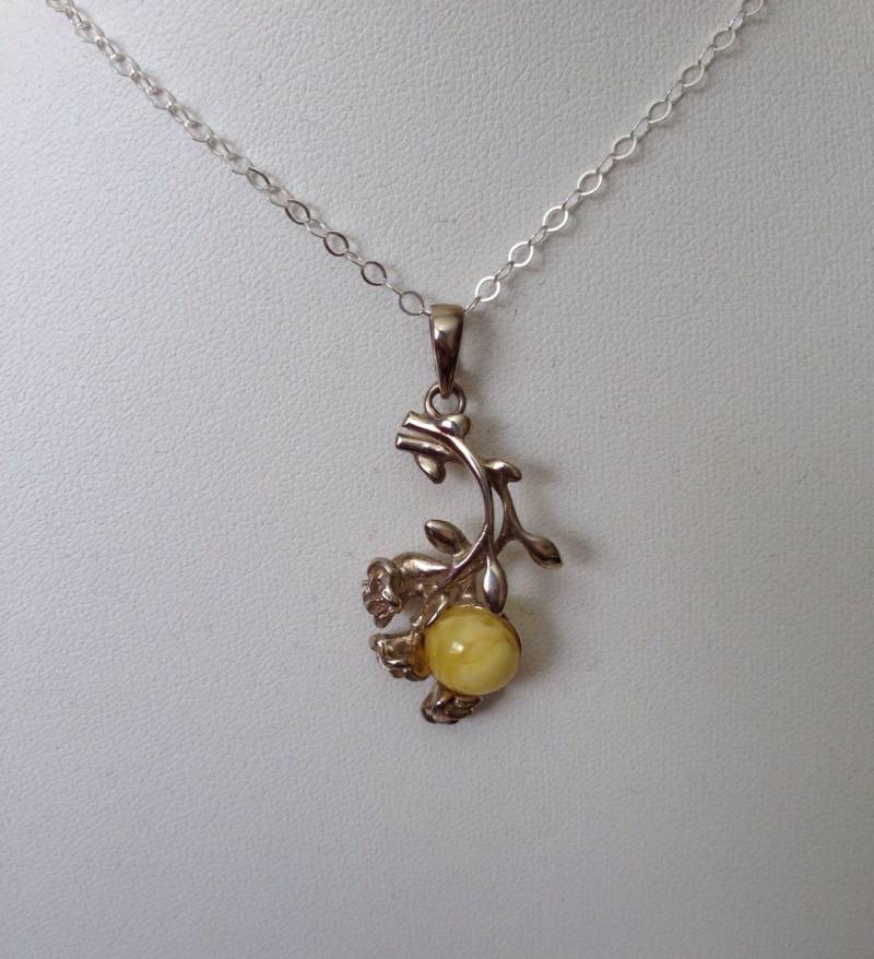 Milchbernstein Anhänger Mit Silber Blumen von AtticWonders