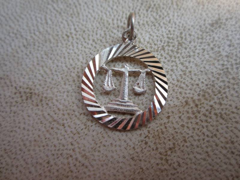 Vintage Sterling Libra Anhänger Vintage Sterling Libra Anhänger von AtticWonders
